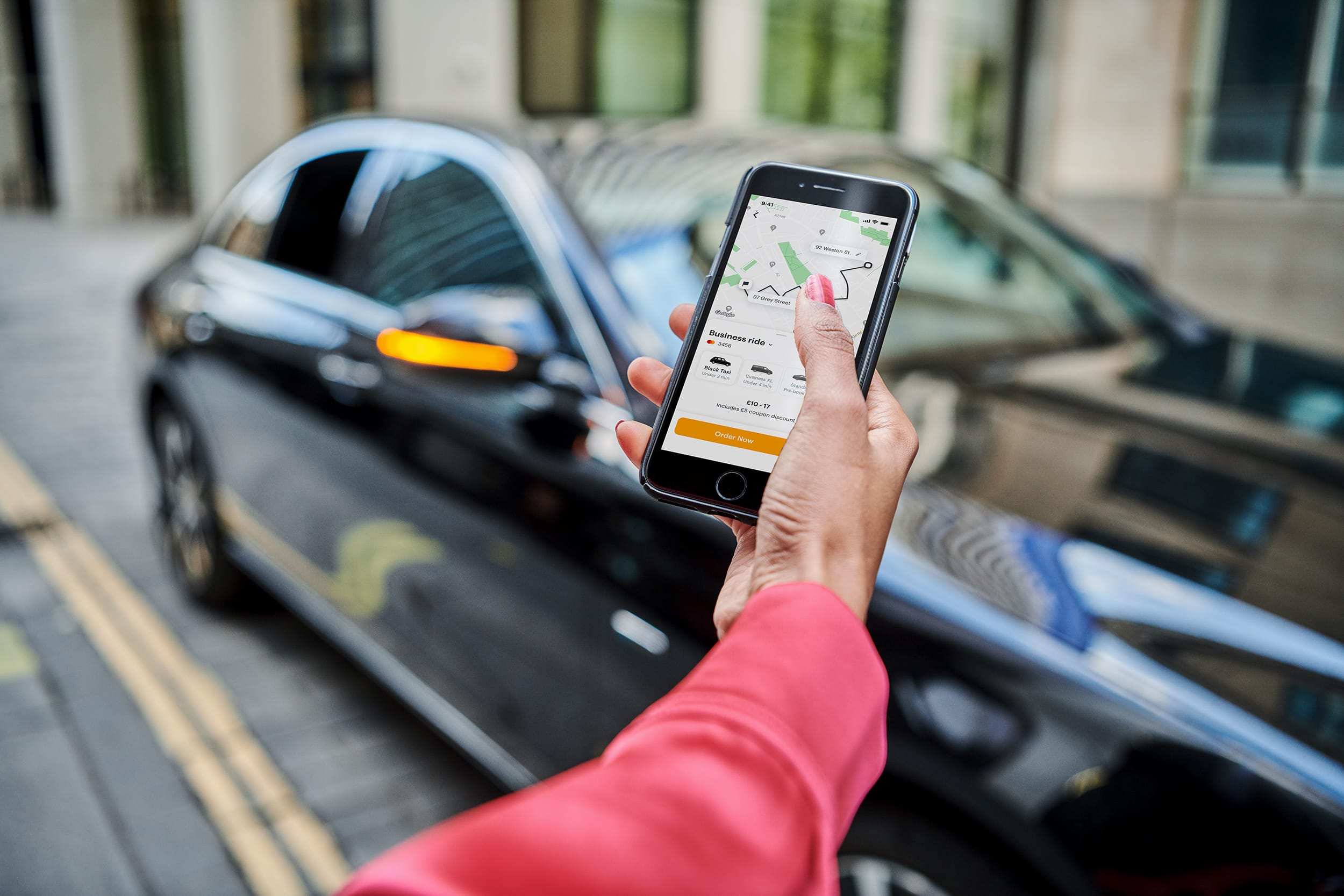 Conducteur de VTC utilisant l'application Aiffin sur son smartphone