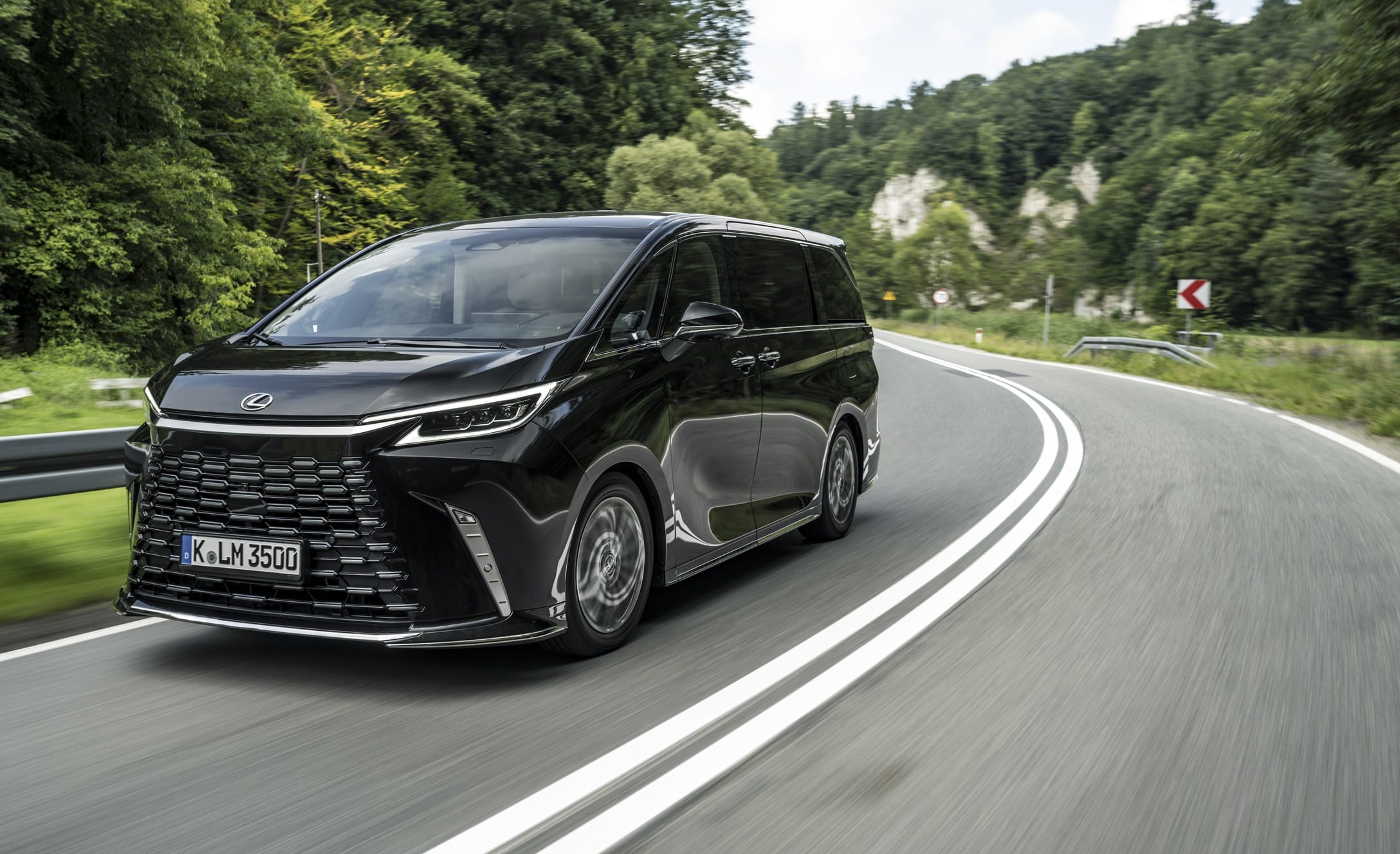 Lexus LM 350h 4WD 7 places Executive