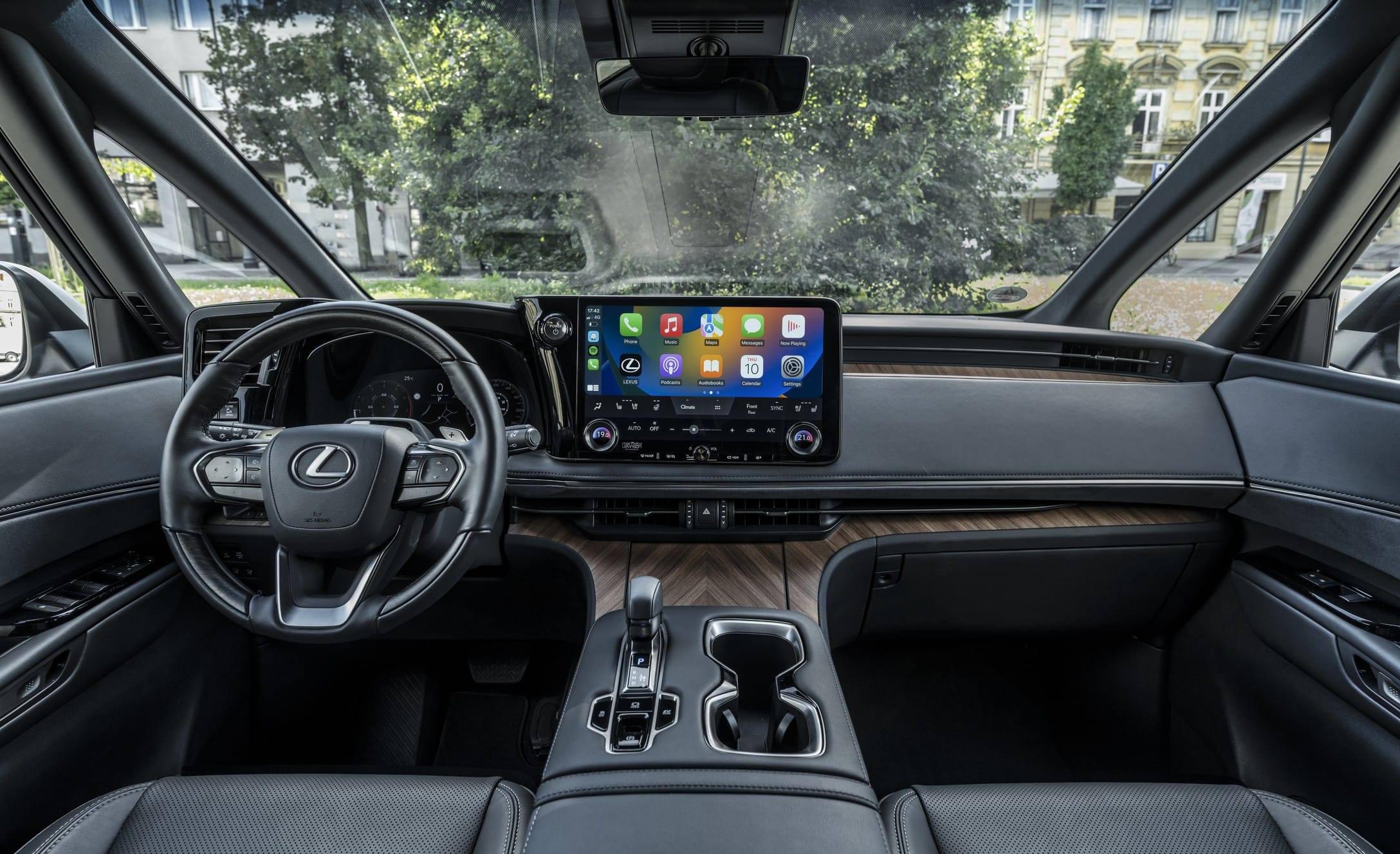 Lexus LM 350h 4WD 7 places Executive