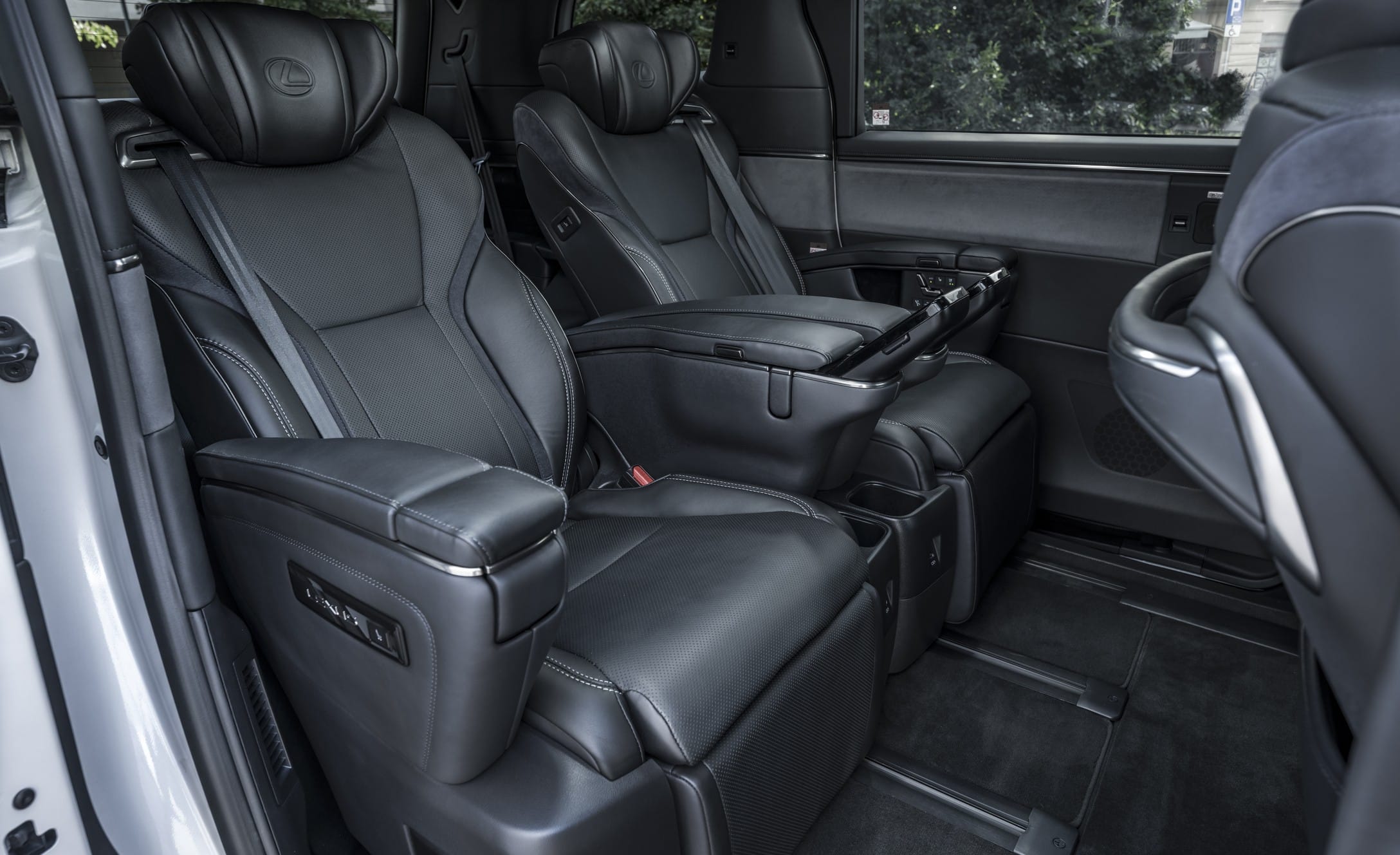 Lexus LM 350h 4WD 7 places Executive
